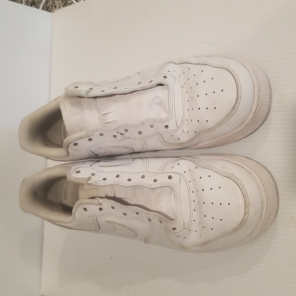 Mens  Nike tennis shoes in a great condition.